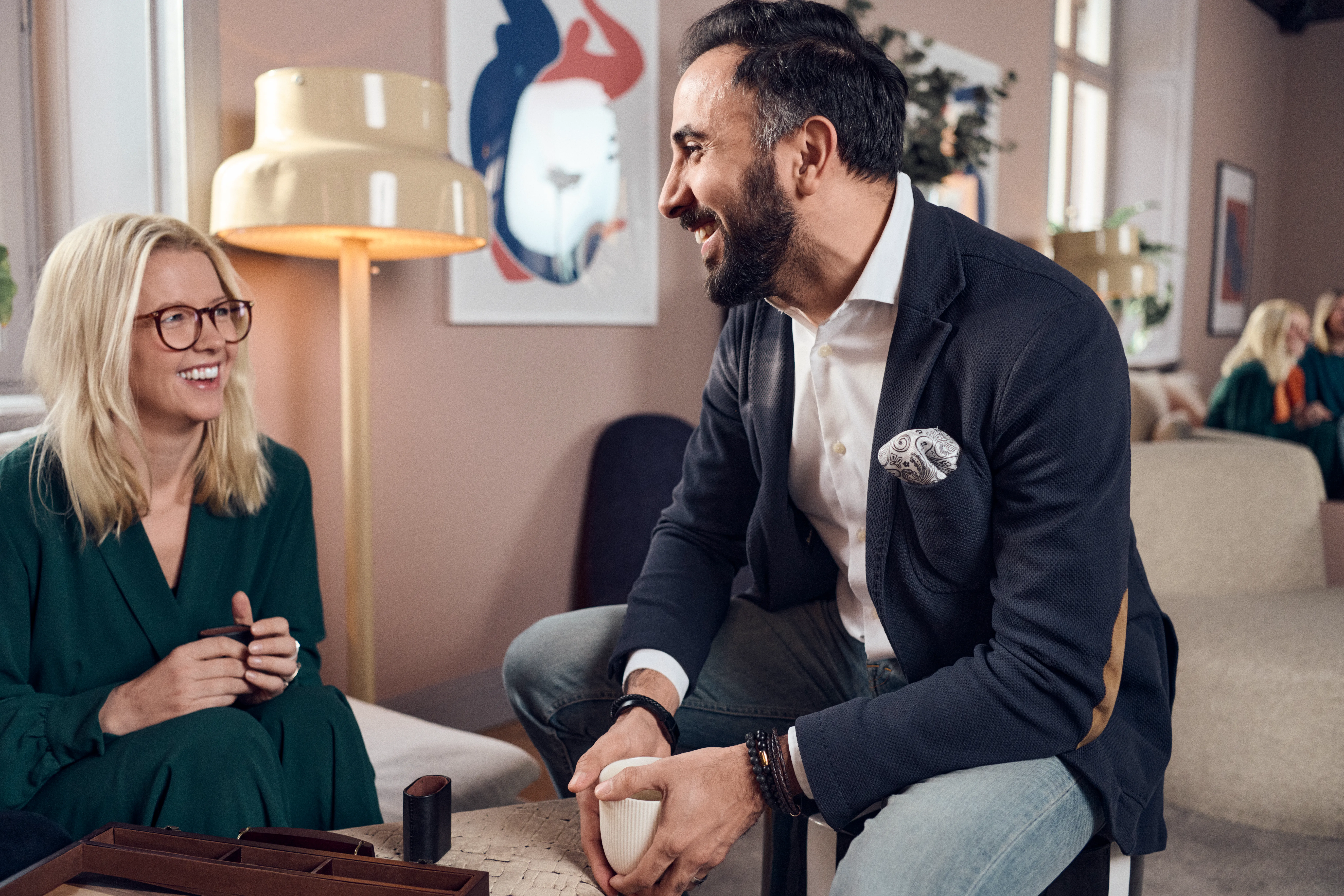 Een vrouw en man in gesprek