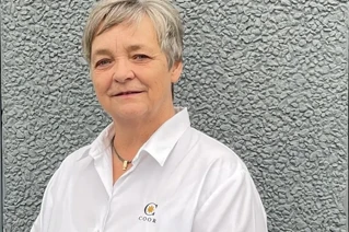 Vrouw met kort grijs haar