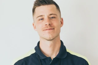 Glimlachende jonge man