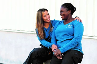 Twee lachende vrouwen