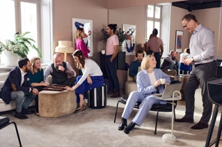 Een groep collega's die praten en lachen