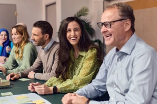 Een groep mensen die lachen