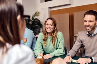 Een groep collega's in gesprek