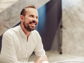 Profielfoto lachende man met snor en baard