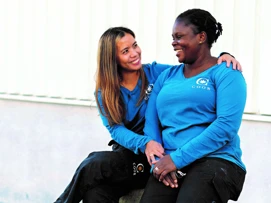 Twee lachende vrouwen