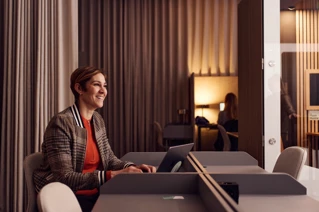 Een lachende vrouw met laptop