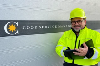 Man met fluo jas en hoofdbescherming