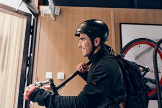 Een man met fiets en fietshelm