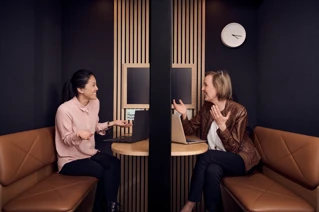 Twee dames in gesprek