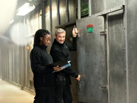 Vrouw en man die deur openen