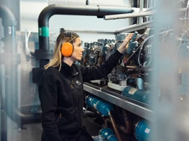 Vrouw met oorbescherming