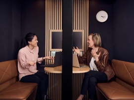 Twee vrouwen in gesprek