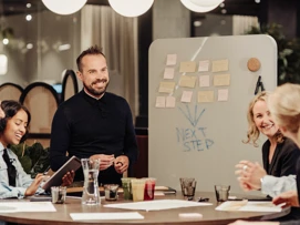 Projectmeeting met meerdere lachende mensen