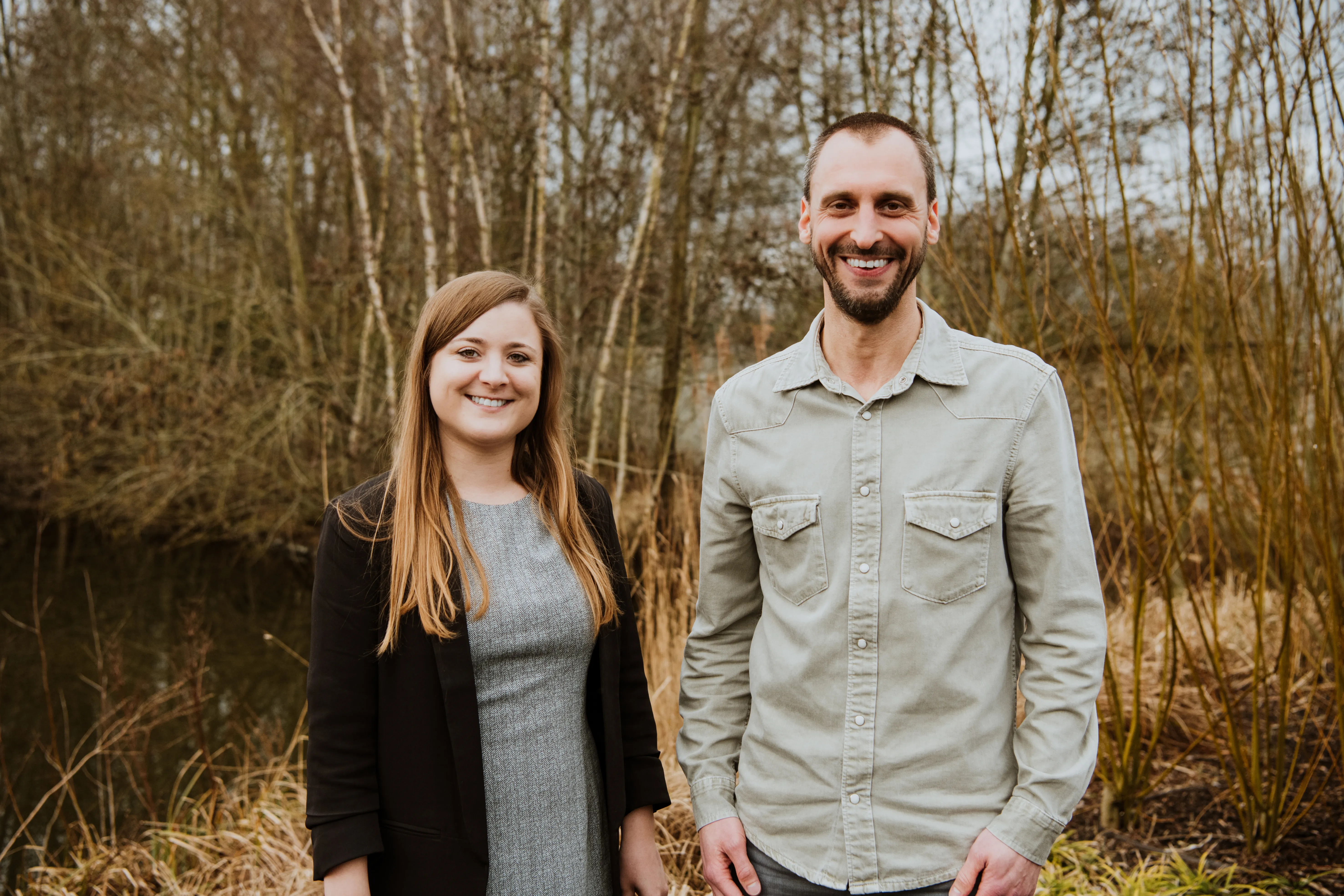 Een lachende vrouw en man