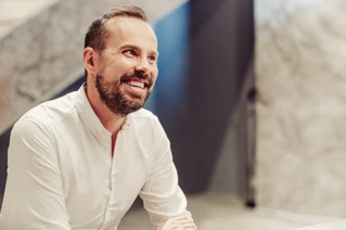 Lachende man met snor en baard