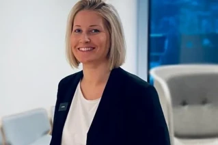 Vrouw met kort blond haar