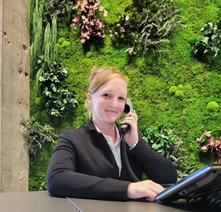 Receptioniste met telefoon