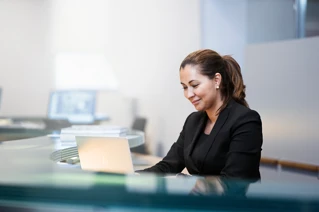 Receptioniste met computer