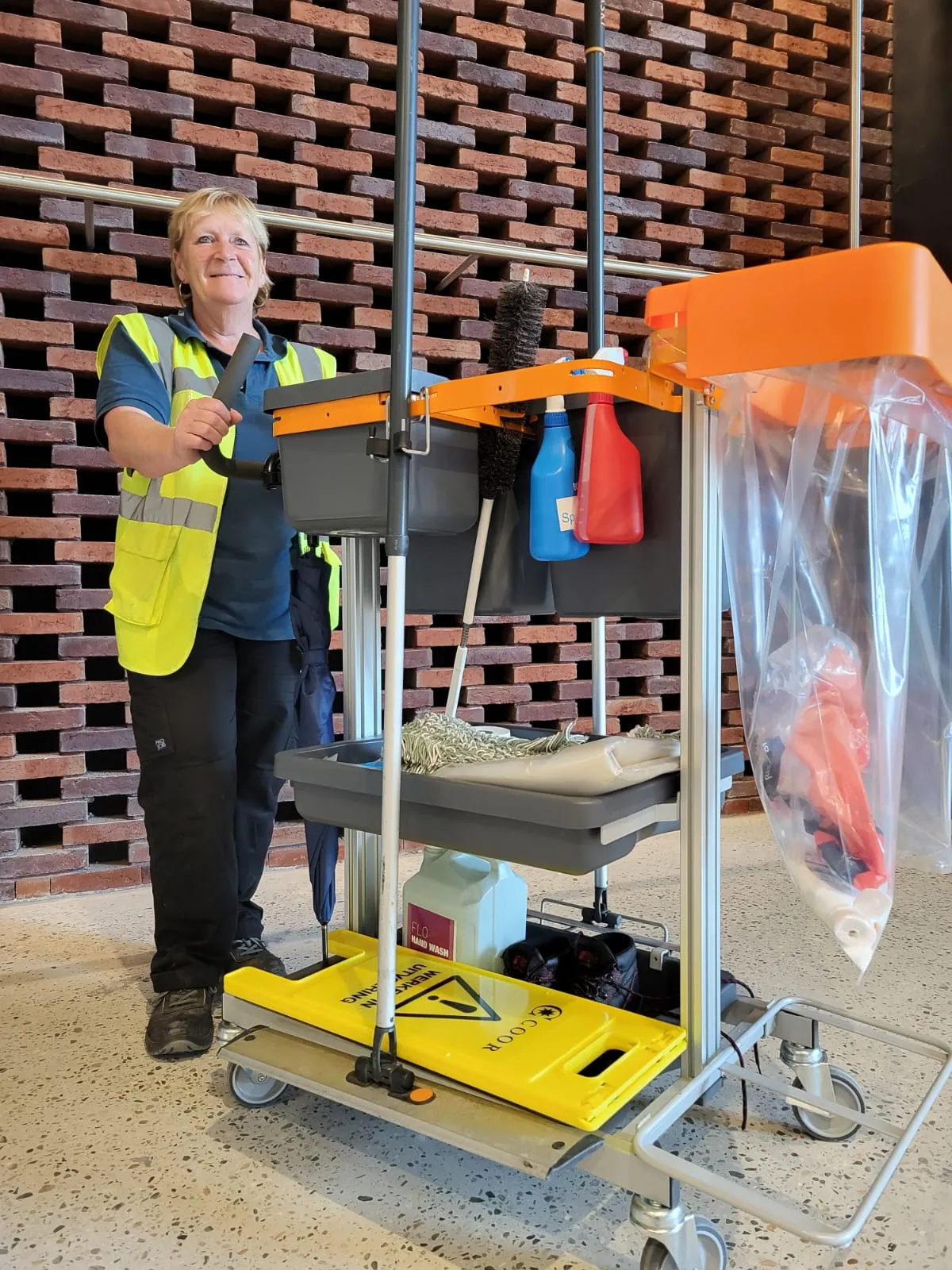Schoonmaakster met poetskar