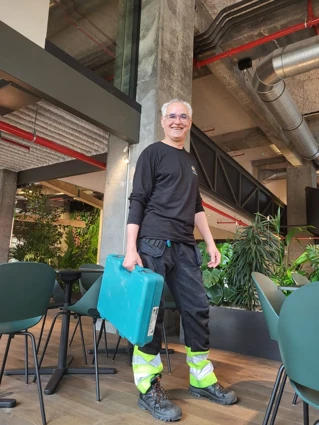 Een man met gereedschapskoffer