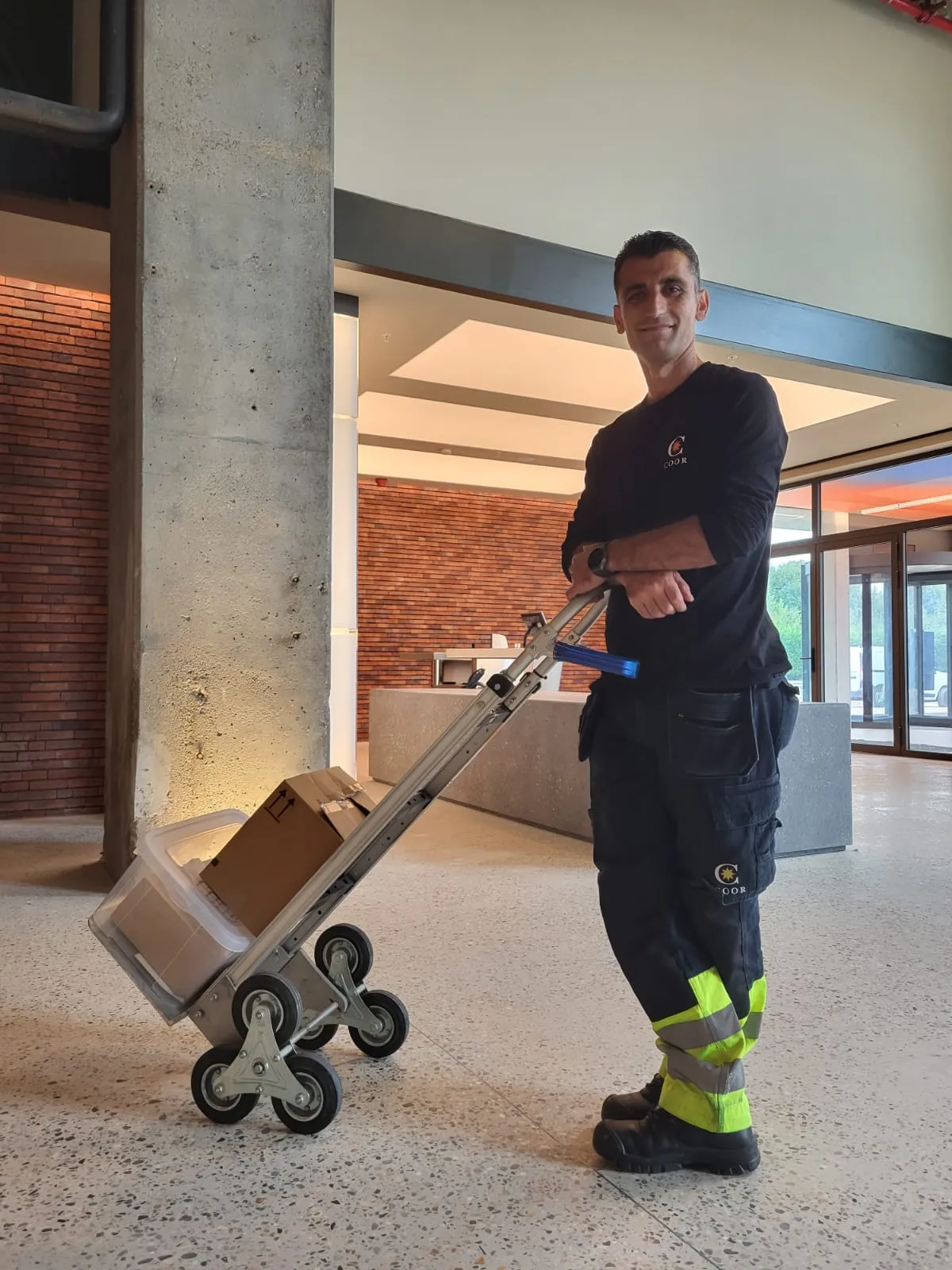 Verhuizer met steekwagen waarop dozen staan