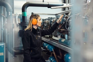 Industriële onderhoudsmedewerkster in een productie omgeving