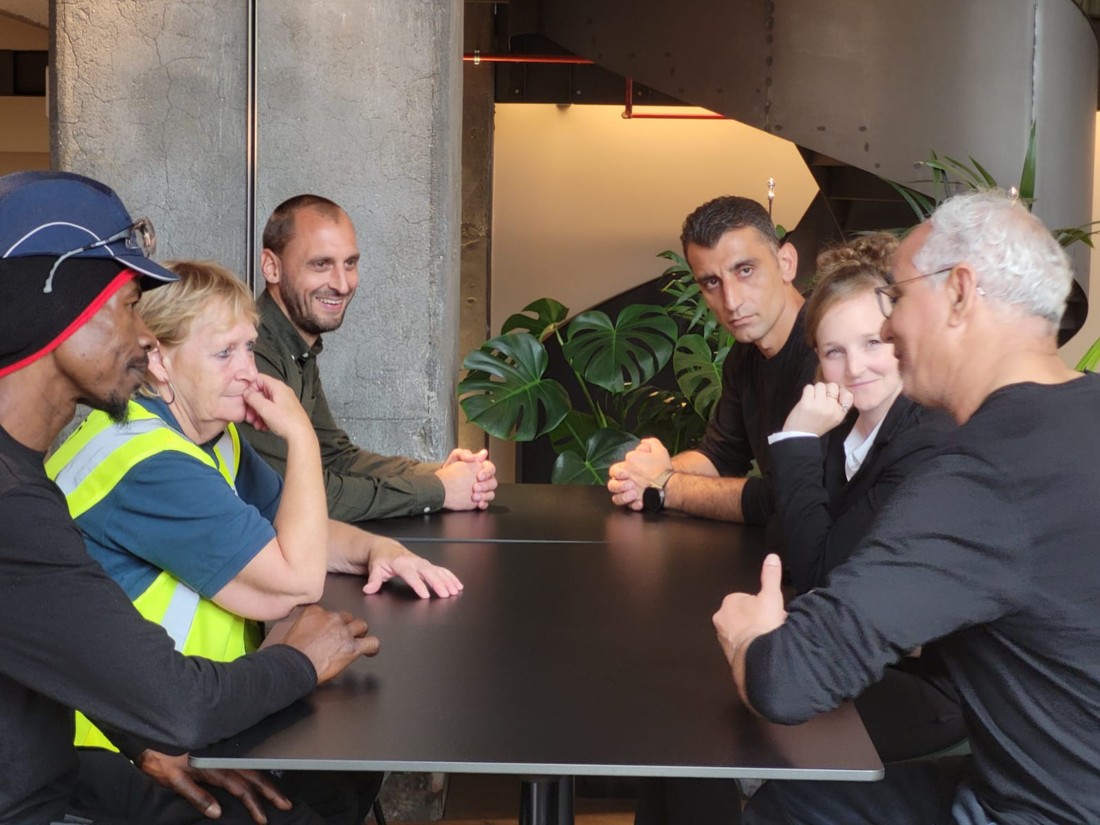 Collega's zittend aan tafel